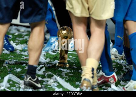 Le trophée de la Coupe du monde entouré par l'équipe italienne lors du match de finale de la Coupe du monde de la FIFA 2006 entre la France et l'Italie. Banque D'Images