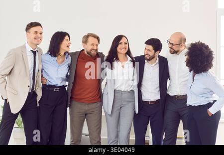 Portrait d'Un groupe heureux d'employés de bureau Banque D'Images