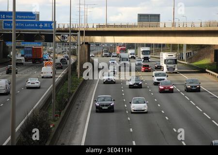 Circulation rapide sur l'autoroute M1 près de Hemel Hempstead Banque D'Images