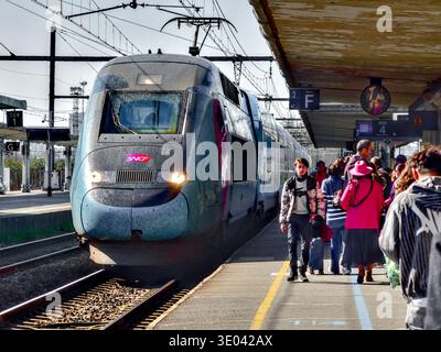Locomotive SNCF / OuiGo no.796 à la tête d'un train express de 20 autocars à pont arrivant à Saint-Pierre-des-corps, Tours, Indre-et-Loire (37), France. Banque D'Images