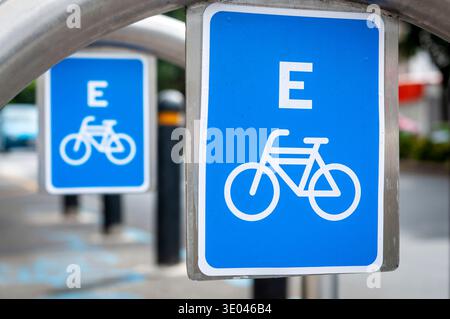 Panneau de stationnement à vélo dans la zone urbaine – concept de transport durable Banque D'Images