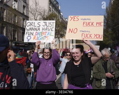 Les manifestantes féministes tiennent des panneaux d’égalité lors de la marche pour les droits des femmes à Paris Banque D'Images