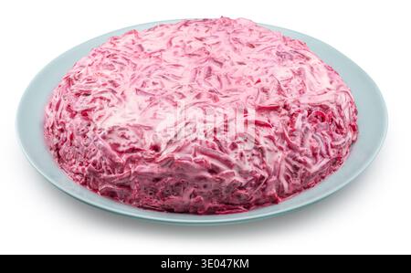 Salade russe traditionnelle en couches 'Dressed Herring' (salade Shuba) servie sur une assiette bleue, isolée sur un fond blanc. Ce repas classique et festif i Banque D'Images