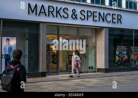 Une vue générale du magasin Swansea Marks and Spencer sur Oxford Street à Swansea, pays de Galles, Royaume-Uni. Banque D'Images