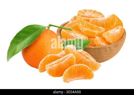 Tranches de mandarine ou de clémentine dans un bol en bois isolé sur fond blanc avec une profondeur de champ totale. Banque D'Images