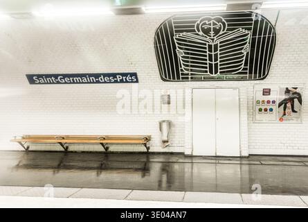PARIS, FRANCE - 9 JUIN 2015 : station de métro saint-germain-des-pres à Paris, France. La station a été ouverte en 1910 dans le cadre de la secte de connexion Banque D'Images