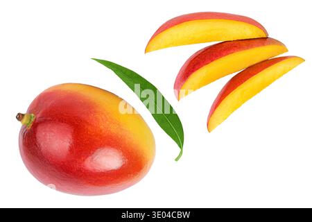 tranches de mangue isolées sur fond blanc avec pleine profondeur de champ. Vue de dessus. Pose à plat Banque D'Images