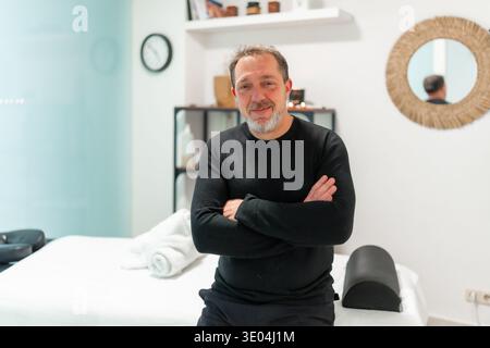 Masseuse masculine souriante travaillant dans une clinique de bien-être Banque D'Images