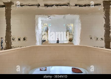 L'image présente l'intérieur d'un musée contemporain ou d'une galerie à Francfort, en Allemagne, avec un design architectural saisissant. Dans le... Banque D'Images