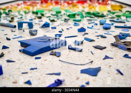 Macro-photographie rapprochée d'une surface texturée bleu outremer éclatante présentant des formations en trois dimensions ressemblant à une éponge. L'image met en valeur... Banque D'Images