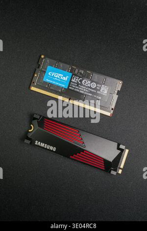 Gros plan d'un module mémoire SODIMM DDR5 crucial et d'un disque SSD NVMe Samsung, présentant les composants matériels de l'ordinateur. Banque D'Images