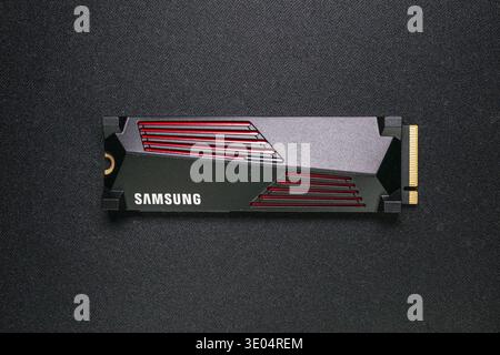 Gros plan d'un SSD NVMe Samsung avec des accents rouges sur une surface noire, mettant en valeur la technologie de mémoire informatique moderne Banque D'Images