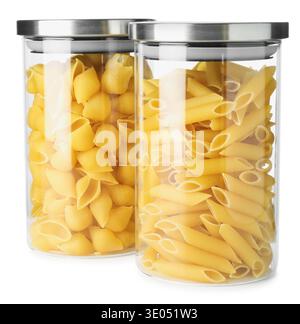 Différents types de pâtes dans des pots isolés sur blanc Banque D'Images