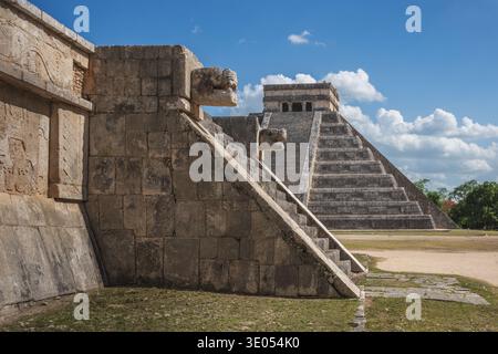 Plate-forme de Vénus et temple pyramidal de Kukulcan (El Castillo) - Chichen Itza, Yucatan, Mexique Banque D'Images