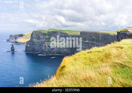 Les visiteurs admirent les falaises de Moher en Irlande Banque D'Images
