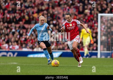 Londres, Royaume-Uni – 8 février 2026 : Caitlin Foord d'Arsenal Women contrôle le ballon lors du match de Super League féminine de la FA contre Manchester City Women Banque D'Images