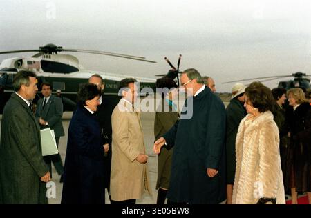 Le chancelier ouest-allemand Helmut Kohl arrive pour une visite diplomatique à Washington D.C. en 1982, serrant la main sur le tarmac. Banque D'Images