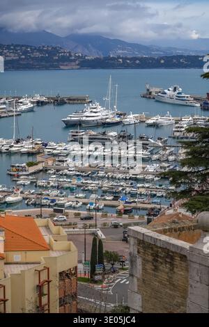 Point de vue de la place du Palais, Monaco. Vue panoramique sur le port de plaisance de Port Hercule, les gratte-ciel de Monte Carlo, la mer Méditerranée et les yachts de luxe. Banque D'Images