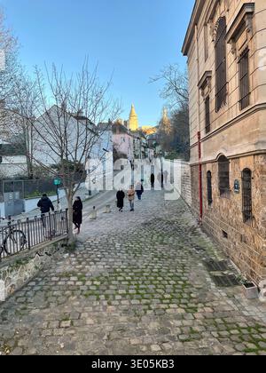 Paris, France. Vue de la rue de l'Abreuvoir à Montmartre en hiver. Banque D'Images