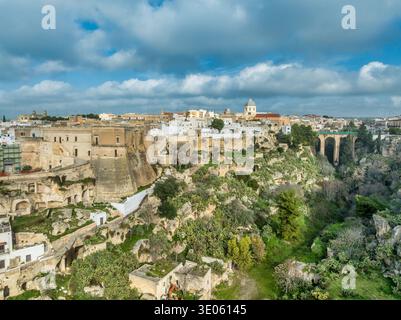 Vue aérienne Château historique de Massafra : forteresse médiévale Byzantine Rock-Cut architecture dans les ravins des Pouilles. Top photographie militaire italienne de monument Banque D'Images