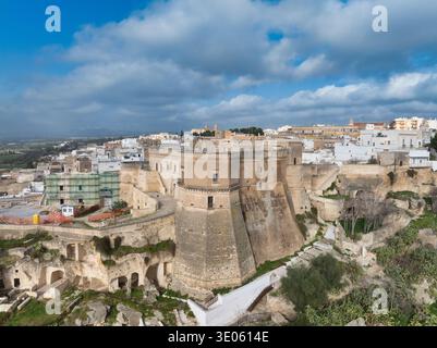 Vue aérienne Château historique de Massafra : forteresse médiévale Byzantine Rock-Cut architecture dans les ravins des Pouilles. Top photographie militaire italienne de monument Banque D'Images
