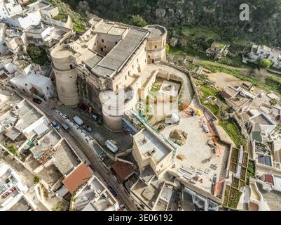 Vue aérienne Château historique de Massafra : forteresse médiévale Byzantine Rock-Cut architecture dans les ravins des Pouilles. Top photographie militaire italienne de monument Banque D'Images
