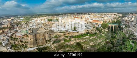 Vue aérienne Château historique de Massafra : forteresse médiévale Byzantine Rock-Cut architecture dans les ravins des Pouilles. Top photographie militaire italienne de monument Banque D'Images