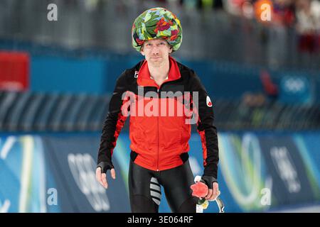 Ted-Jan Bloemen (4-O), du Canada, célèbre après avoir terminé le 10000m en patinage de vitesse masculin des Jeux olympiques d’hiver de 2026, vendredi 13 février 2026, au stade de patinage de vitesse de Milan, en Italie. (Jon Endow/image du sport) Banque D'Images