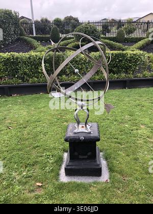Armillary dans un jardin Topiary Banque D'Images