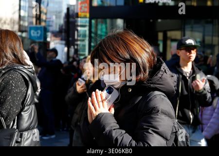 Tokyo, Japon. 11 mars 2026. Une femme prie pendant un moment de silence à 14h46 pour les victimes du grand tremblement de terre-tsunami de l’est du Japon et de la catastrophe nucléaire devant le grand magasin WAKO à Ginza. Cette année marque le 15e anniversaire du tremblement de terre et du tsunami qui ont tué des milliers de personnes et conduit à la crise nucléaire de Fukushima. (Crédit image : © Rodrigo Reyes Marin/ZUMA Press Wire) USAGE ÉDITORIAL SEULEMENT ! Non destiné à UN USAGE commercial ! Banque D'Images