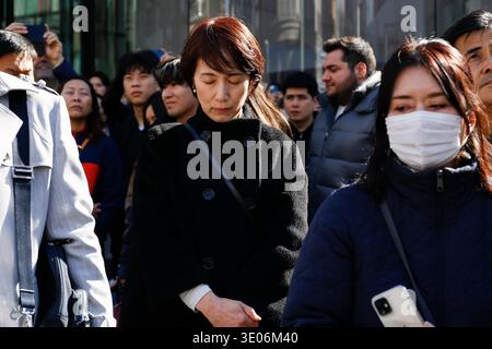 Tokyo, Japon. 11 mars 2026. Une femme prie pendant un moment de silence à 14h46 pour les victimes du grand tremblement de terre-tsunami de l’est du Japon et de la catastrophe nucléaire devant le grand magasin WAKO à Ginza. Cette année marque le 15e anniversaire du tremblement de terre et du tsunami qui ont tué des milliers de personnes et conduit à la crise nucléaire de Fukushima. (Crédit image : © Rodrigo Reyes Marin/ZUMA Press Wire) USAGE ÉDITORIAL SEULEMENT ! Non destiné à UN USAGE commercial ! Banque D'Images