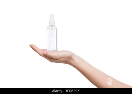 Femme main tenant bouteille avec de l'eau thermale isolée Banque D'Images