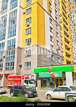 Orenburg, Russie - 22 août 2025 : les clients sont vus entrer et sortir du supermarché Pyaterochka magasin tandis que les voitures sont garées à l'extérieur dans un quartier occupé Banque D'Images