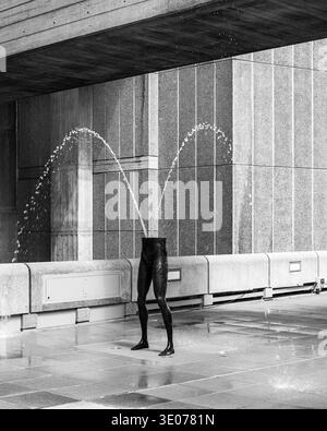 Londres - 07 09 2022 : une sculpture sans tête repose sur une surface en béton. L'eau coule de ses jambes, créant un effet de fontaine. Le réglage comprend Banque D'Images