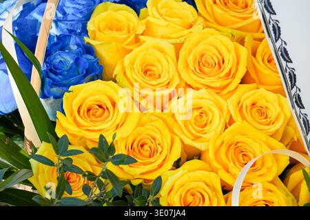 Bouquet de roses jaunes dans un panier, gros plan Banque D'Images