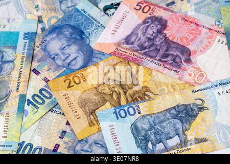 Gros plan de billets de banque en rand sud-africains dispersés, y compris cent, cinquante et vingt billets. Monnaie d'afrique du Sud mettant en vedette nelson mandela, Banque D'Images