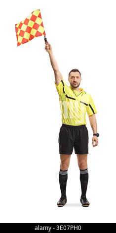 Portrait en longueur d'un arbitre de football tenant un drapeau isolé sur fond blanc Banque D'Images