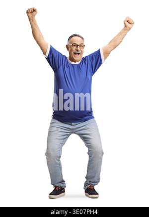 Homme âgé heureux dans un t-shirt de sport gestuel de succès avec les mains vers le haut isolées sur fond blanc Banque D'Images