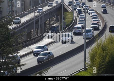 Embouteillages sur un viaduc autoroutier à Nice, France. Comprend des voitures, des fourgonnettes et un train SNCF en dessous. Banque D'Images