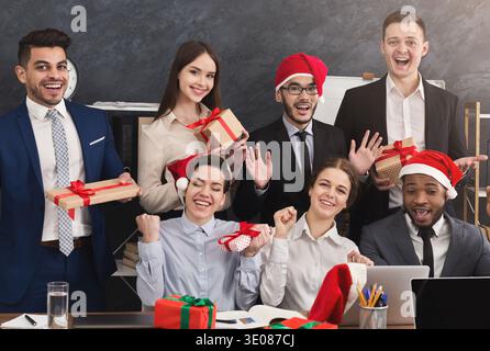 Heureuse équipe d'affaires appréciant la fête de Noël au bureau Banque D'Images