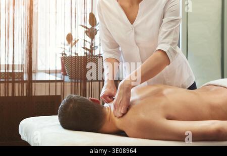 Homme recevant un massage relaxant des épaules Banque D'Images