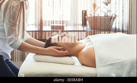 Bel homme obtenant un massage professionnel Banque D'Images