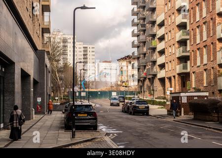 LONDRES - 20 JANVIER 2026 : Acton Gardens nouveau développement résidentiel – immeubles d'appartements modernes W3 Banque D'Images