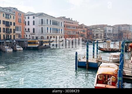 Les gens marchent le long du canal à Venise tandis que les bateaux flottent sur l'eau Banque D'Images