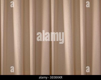 Fond de tissu de rideau beige avec des plis doux Banque D'Images