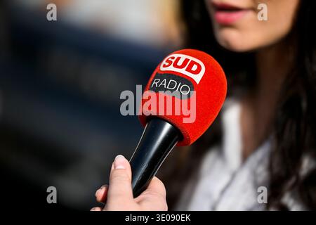 Illustration photo montre un journaliste tenant un micro (micro, mike, micro) avec le logo de la chaîne française Sud Radio lors du rassemblement du mouvement féministe identitaire collectif Nemesis le 8 mars 2026 à Paris, France. Photo Victor Joly/ABACAPRESS.COM Banque D'Images