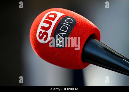 Illustration photo montre un journaliste tenant un micro (micro, mike, micro) avec le logo de la chaîne française Sud Radio lors du rassemblement du mouvement féministe identitaire collectif Nemesis le 8 mars 2026 à Paris, France. Photo Victor Joly/ABACAPRESS.COM Banque D'Images