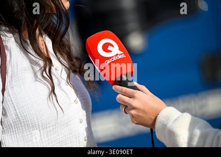 Illustration photo montre un journaliste tenant un micro (micro, mike, micro) avec le logo de l'émission de télévision française quotidien avec Yann Barthes sur TMC (groupe TF1) lors du rassemblement du mouvement féministe identitaire collectif Nemesis le 8 mars 2026 à Paris, France. Photo Victor Joly/ABACAPRESS.COM Banque D'Images