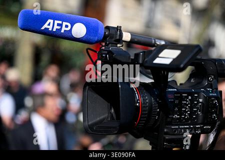 L'illustration montre une caméra de télévision et un microphone (micro, mike, micro) avec le logo de l'agence de presse française AFP Agence France-presse lors du rassemblement du mouvement féministe identitaire collectif Nemesis le 8 mars 2026 à Paris. Photo Victor Joly/ABACAPRESS.COM Banque D'Images