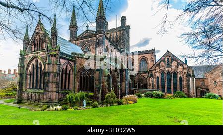 Une vue depuis les remparts de la ville vers la cathédrale dans la ville de Chester, Cheshire, Royaume-Uni Banque D'Images